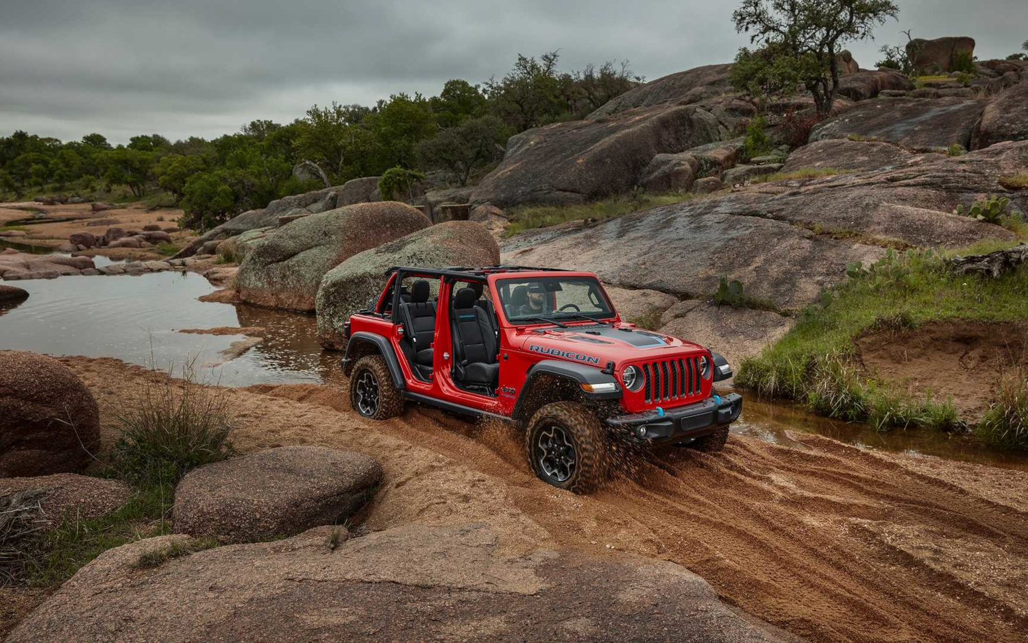 Arriba 99+ imagen toyota rav4 vs jeep wrangler Thptnganamst.edu.vn